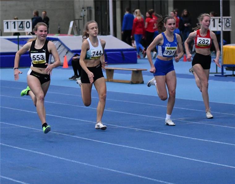 Die 15-jährige Nordenhamerin Jule Wachtendorf (links) gewann bei einem Hallensportfest in Hannover den 60-Meter-Lauf in Bestzeit.