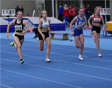 Die 15-jährige Nordenhamerin Jule Wachtendorf (links) gewann bei einem Hallensportfest in Hannover den 60-Meter-Lauf in Bestzeit.