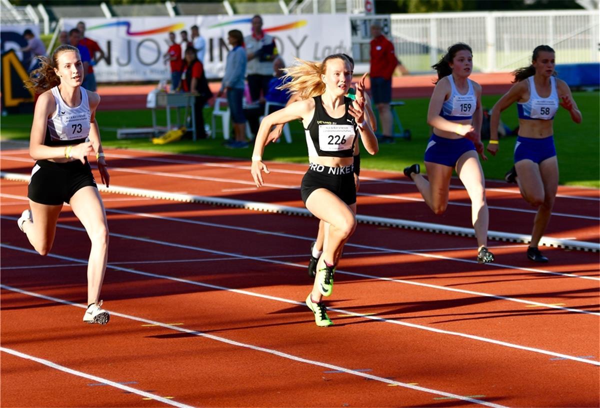 Irrer Lauf-Zweikampf um den Landesmeister-Titel Die 16-jährige Jule Wachtendorf (Mitte) vom SV Nordenham steigerte sich im Finale nochmals und hatte über 100 Meter nur ganz knapp das Nachsehen.