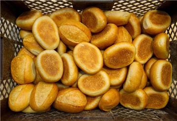 Frische Brötchen liegen in einer Kiste