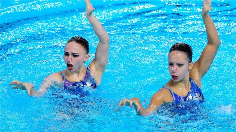 Die 17-jährige Amelie Blumenthal Haz (rechts) und Klara Bleyer haben beim Synchronschwimmen das Finale in der Kür erreicht.