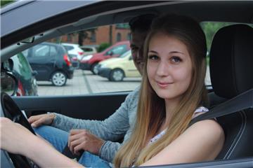 Die 17-jährige Fahrschülerin Anika Reumann befürwortet den Plan des niedersächsischen Verkehrsministeriums. Ihr Fahrlehrer Marcus Münster steht dem Plan skeptischer gegenüber.