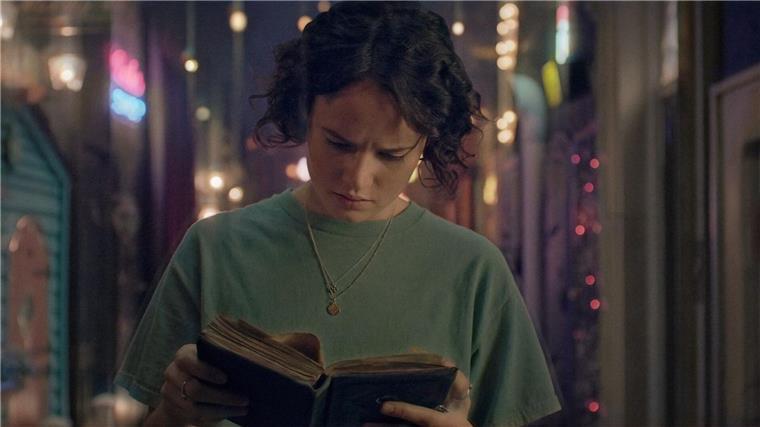 Die 17-jährige Liv Silver (Jana McKinnon) im Mystery-Thriller bei Prime Video.