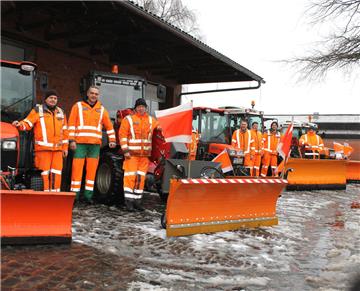 Die 17 Männer des Bauhofs in Zeven sind im Winter jederzeit über SMS in Rufbereitschaft, um für die Verkehrssicherheit auf über 50 Straßenkilometern zu sorgen.