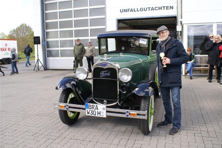 Die 17. RCN-Oldtimertage im Gewerbegebiet Debstedt waren trotz des Wetters ein voller Erfolg.