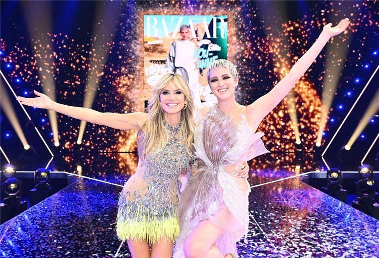 Moderatorin und Model Heidi Klum (l) und Lou-Anne, die Gewinnerin der Staffel «Germany's Next Topmodel» 2022, stehen beim Finale von "Germany's Next Topmodel» auf der Bühne.