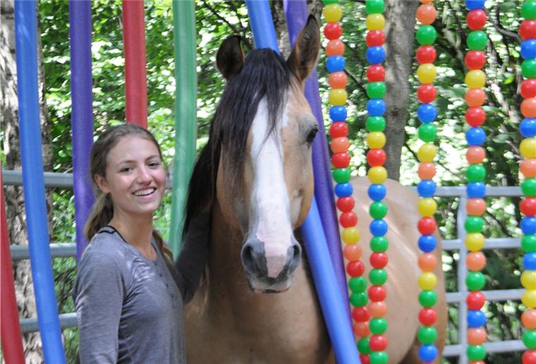 Die 18-Jährige Schülerin Anna Kannegieter liegt viel Wert auf die Harmonie zwischen Pferd und Mensch. Darum geht es ihr auch beim Training mit dem Mustang.