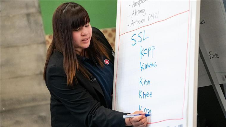 19-Jährige gibt Erste-Hilfe-Kurs auf Plattdeutsch Die 19-jährige Mia Großmann gibt einen Erste-Hilfe-Kurs auf Plattdeutsch im Ohnsorg-Theater.
