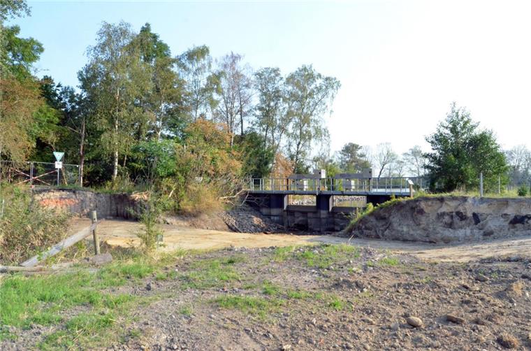 Die 1958 über die Alte Weser bei Ueterlande zur Luneplate führende Brücke war nicht mehr ausreichend tragfähig und wurde abgerissen. Sie soll durch einen 450.000 Euro teuren Neubau ersetzt werden. Im Hintergrund ist das Siel zu sehen, dass den Wasserstand in der Alten Weser reguliert