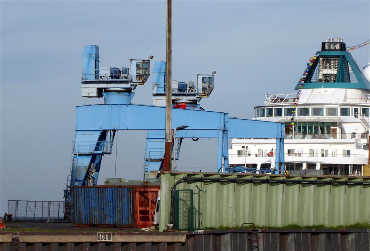 Auch der „Giraffen“-Kran in Bremerhaven ist bald futsch Zwei blauen Pierkräne in Bremerhaven.