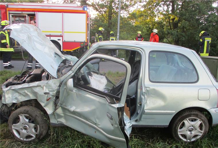 Die 20-jährige Autofahrerin war aus ungeklärter Ursache von der Straße abgekommen und bei dem Unfall schwer verletzt. 