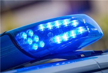 Ein Blaulicht leuchtet auf dem Dach eines Streifenwagens der Polizei
