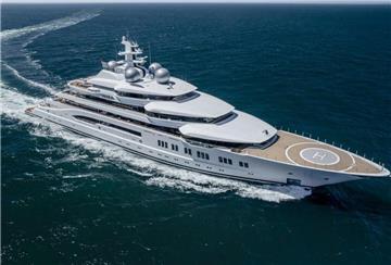 Die Yacht  "Amadea" in Fahrt. 