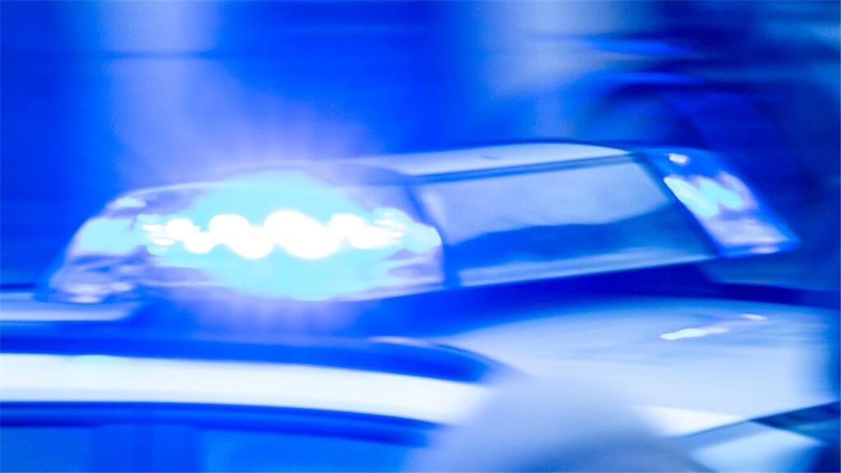 Raub in Grünhöfe: Polizei bittet um Zeugenhinweise Ein Streifenwagen der Polizei ist mit Blaulicht im Einsatz.