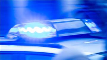 Ein Streifenwagen der Polizei ist mit Blaulicht im Einsatz.