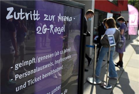 Ein Hinweisschild mit der Aufschrift "Zutritt zur Arena - 2G-Regel" 