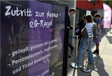 Ein Hinweisschild mit der Aufschrift "Zutritt zur Arena - 2G-Regel" 