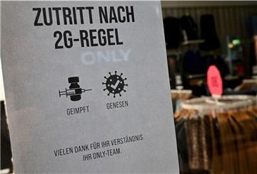 Ein Schild mit der Aufschrift „Zutritt nach 2G-Regel - Geimpft - Genesen“ hängt am Eingang zu einem Ladengeschäft in der Innenstadt.