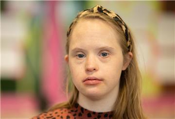 Die 30-jährige Bremerin Neele Buchholz ist mit Trisomie 21 geboren und startet als Schauspielerin, Inklusionsmodell und Tänzerin durch.