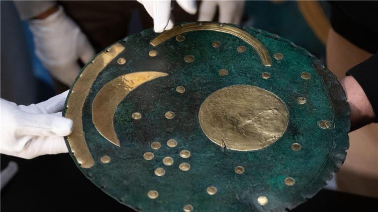 Himmelsscheibe von Nebra ist jetzt Stoff für ARD-Krimi Die 3600 Jahre alte Scheibe steht im Mittelpunkt eines ARD-Krimis, der gerade entsteht.