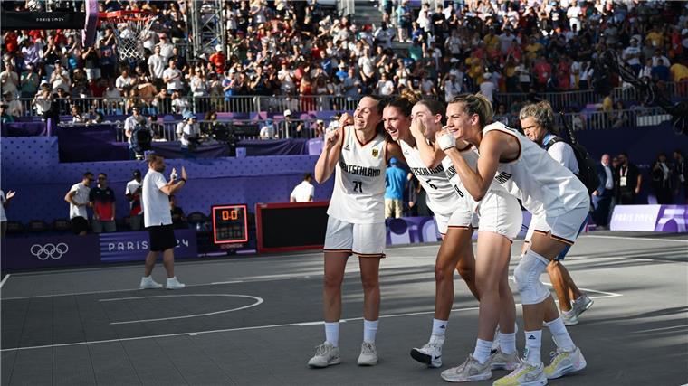Olympiasieg und Umarmung mit Nowitzki: Gold für 3x3-Damen Die 3x3-Basketballerinnen sind glücklich.