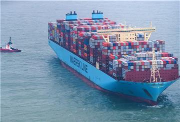 Die "Mumbai Maersk" liegt umringt von Schleppern in der Nordsee. 