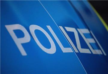 ARCHIV - 18.10.2023, Nordrhein-Westfalen, Bielefeld: Ein Polizeifahrzeug steht vor der Synagoge der jüdischen Gemeinde Bielefeld. (zu dpa: «Schutz jüdischer Einrichtungen in NRW erhöht») Foto: Friso Gentsch/dpa +++ dpa-Bildfunk +++