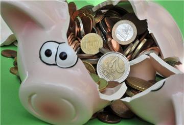 Ein zerbrochenes Sparschwein mit Geld