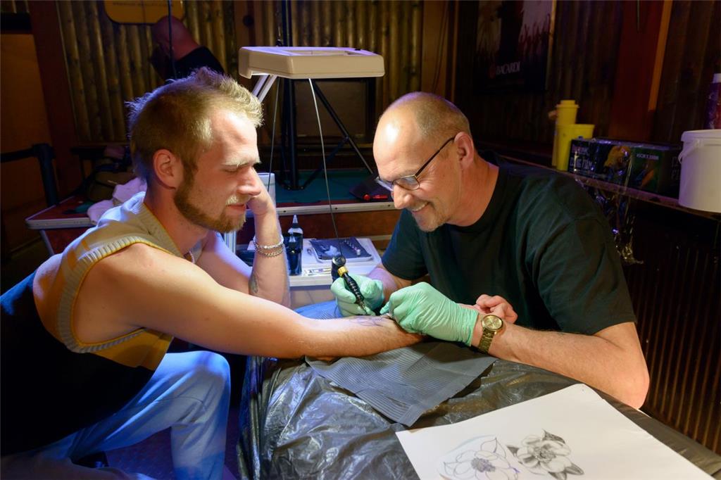 Die 6. Nacht der Hautkunst in der Bürger. Im Rüssel: Max läßt sich von Cor Veene...