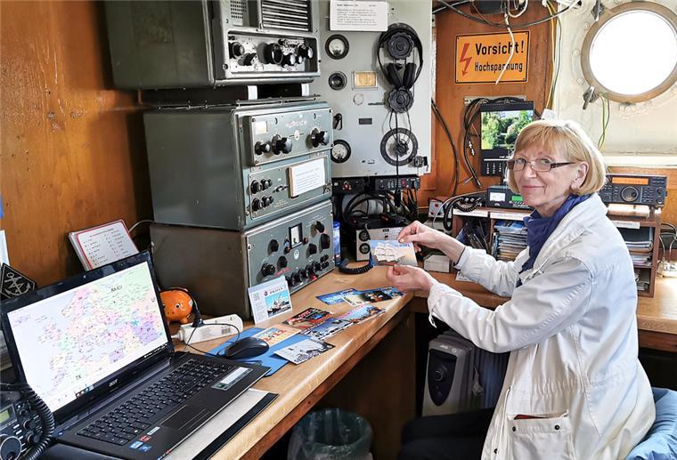 Bremerhaven: Auf Museumsschiff Funkerin über die Schulter schauen Marita Westphal-Blome ist Amateurfunkerin auf dem Museumsschiff "Seefalke"