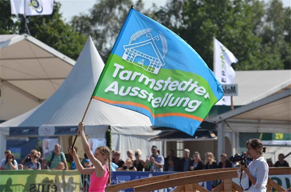 Tarmstedt: Es geht los - die 71. Tarmstedter Ausstellung ist eröffnet Die 71. Tarmstedter Ausstellung ist eröffnet. Noch bis Montag bietet die Landwirtschaftsausstellung für Besucher einen Mix aus Landtechnik, Tierschauen, alles für Haus und Hof sowie ein buntes Unterhaltungsprogramm.