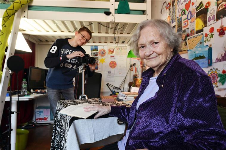 Die 86 Jahre alte Youtuberin "Marmeladenoma" sitzt an ihrem Sendeplatz. Neben ihr steht ihr Enkel Janik, der für die Technik zuständig ist.