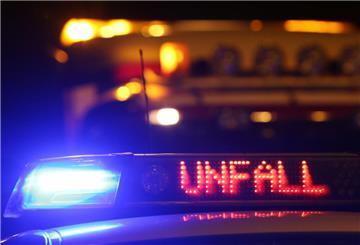 Die 87-Jährige ist laut Polizei gegen 10.40 Uhr aus ungeklärter Ursache mit ihrem Mercedes in den Gegenverkehr geraten.