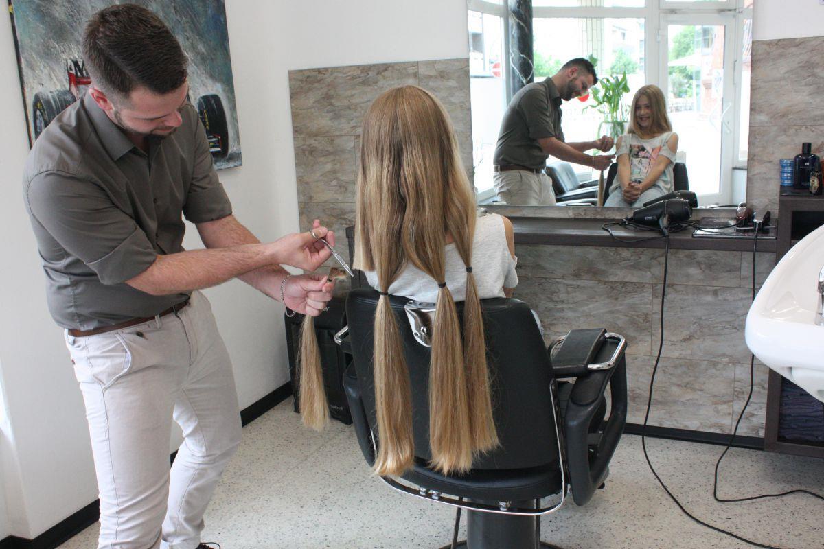Die 9-jährige Leonie spendet ihre blonden Zöpfe für Echthaarperücken zur Verfügung.