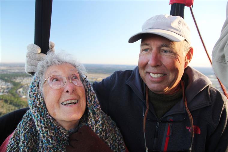 Trauer um Miss Norma: Die wohl berühmteste Seniorin bei Facebook ist tot Die 91-Jährige Norma Bauerschmidt und ihr Sohn Tim sitzen hier gemeinsam in einem Heißluftballon. Über ein Jahr lang fuhr die 91-jährige Norma Bauerschmidt munter durch die USA. Jetzt nimmt die Netzgemeinde Abschied von "Miss Norma", die sich dem Krebs nicht geschlagen geben wollte.