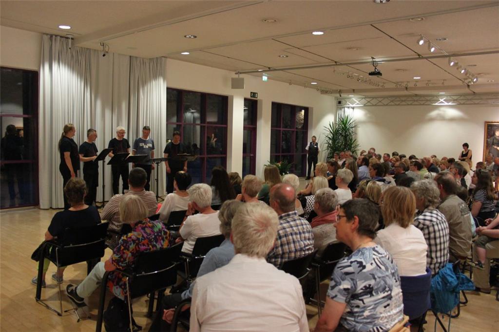 Die A-cappella-Gruppe 5 Zylinder 5 Takt sorgte am späteren Abend mit Liebesliede...