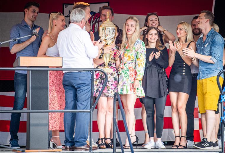 Tänzer sahnen bei der Sportlerehrung ab Die A-Lateinformation der TSG Bremerhaven wurde von den Lesern der NORDSEE-ZEITUNG und von Nord24 sowie einer Experten-Jury zur Mannschaft des Jahres gewählt. Foto: Hartmann