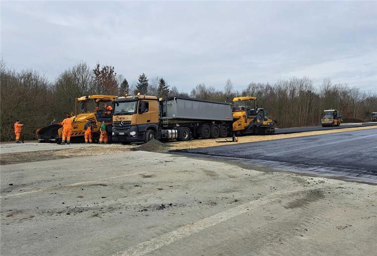 Das Foto zeigt Arbeiten auf der gesperrten Autobahn A27 bei Hagen.