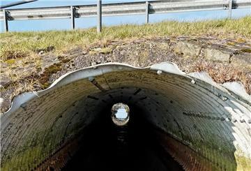 Ein maroder Grabendurchlass unter der A27. Die A27 wird zur Belastungsprobe. Im Spätsommer kommt die nächste Baustelle.