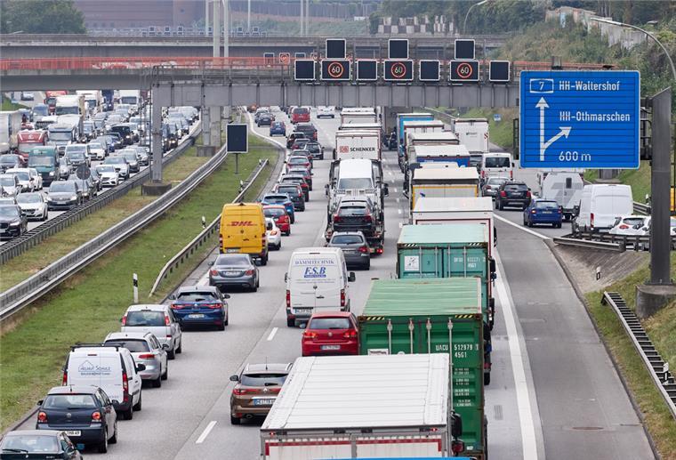 Auf der Autobahn 7 vor der Abfahrt Othmarschen am Elbtunnel staut sich der Verkehr