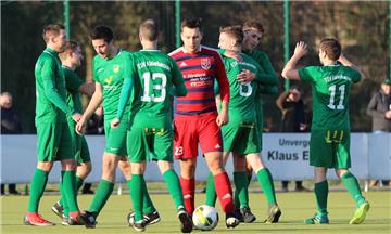 Die Abbehauser Bezirksliga-Fußballer (grüne Trikots)  gewannen am Reformationstag mit 5:3 gegen den TuS Obenstrohe - dank zwei Toren in den letzten zehn Minuten.