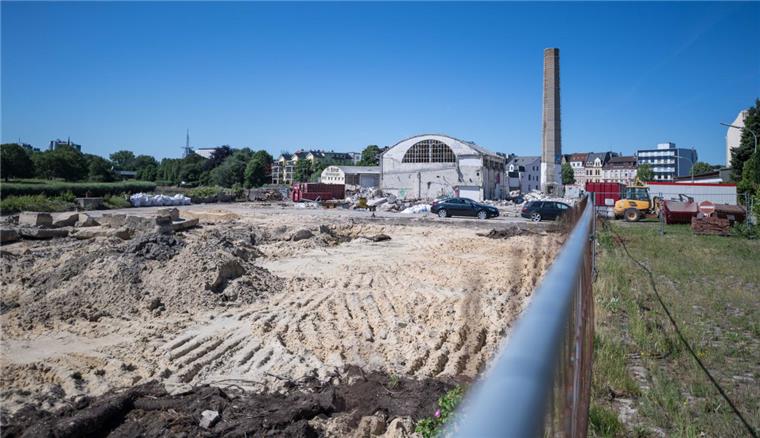 Die Abbrucharbeiten auf dem Kistnergelände ziehen sich länger hin als erwartet. Für Verzögerungen sorgen ein Bunker aus dem Weltkrieg und Fundamente von Bauten aus vergangenen Zeiten. Freigestellt ist inzwischen die denkmalgeschützte Tonnendachhalle im Hintergrund. Foto: Hartmann