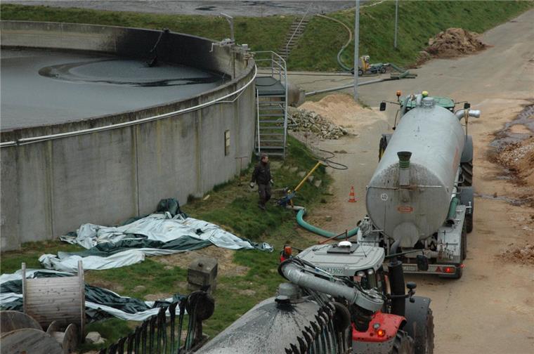 Zeven will Klärschlamm stapeln Die Abfuhr von Klärschlamm mit landwirtschaftlichen Güllefässern gehört bald der Vergangenheit an.