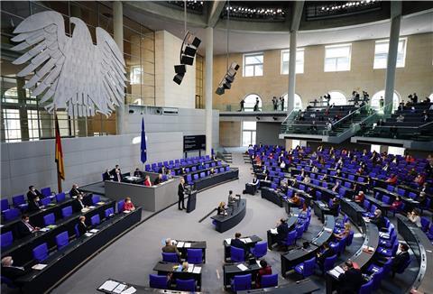 Die Abgeordneten von Union und SPD stimmten am Mittwoch in zweiter Lesung dem Entwurf für eine Änderung des Infektionsschutzgesetzes zu.
