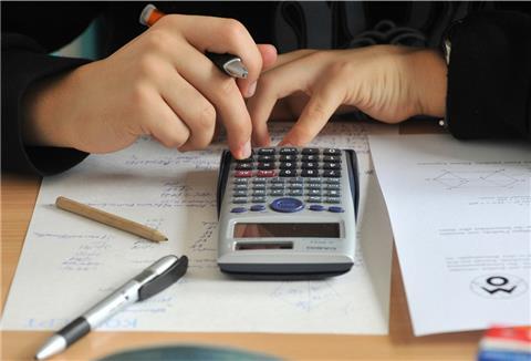 Die Abiturienten im Land Bremen erhalten bessere Noten für ihre Mathe-Prüfungen.