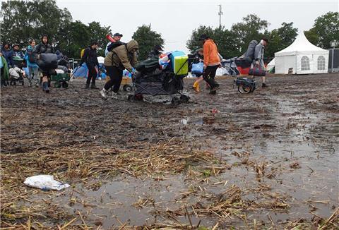 Die Abreise beim Deichbrand-Festival hat begonnen.