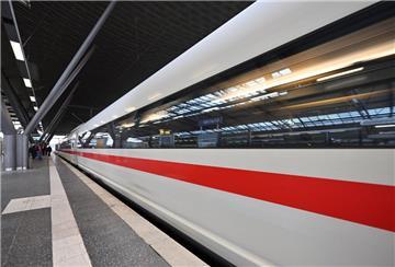 „Die absehbare Einigung ist in jedem Fall im Sinne der Fahrgäste, die für weitere Streikmaßnahmen immer weniger Verständnis gehabt hätten“, teilte der Fahrgastverband Pro Bahn mit.