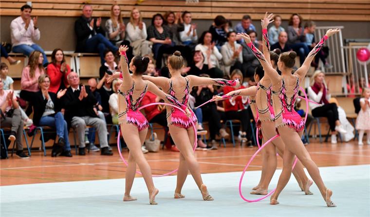 Die Abteilung Rhythmische Sportgymnastik feierte ihren 20. Geburtstag mit eienr Show. Foto Scheschonka