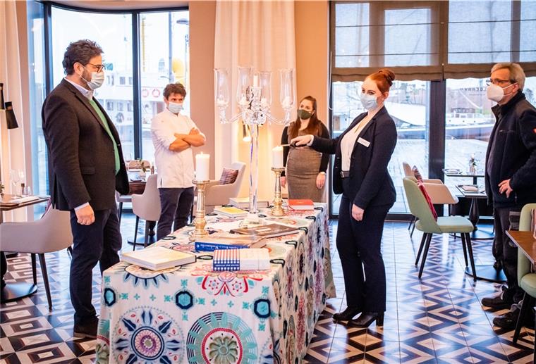Bremerhaven: Hotel Liberty macht wieder auf Die Abteilungsleiter des Hotels Liberty besprechen den Neustart nach fast sechs Wochen Shutdown (von links): Geschäftsführer Walter Brandner, Küchenchef Phillip Probst, Hausdame Judith Blömer, Frontofficemanagerin Alina Wolff und Ulrich Hetfeld von der Haustechnik.