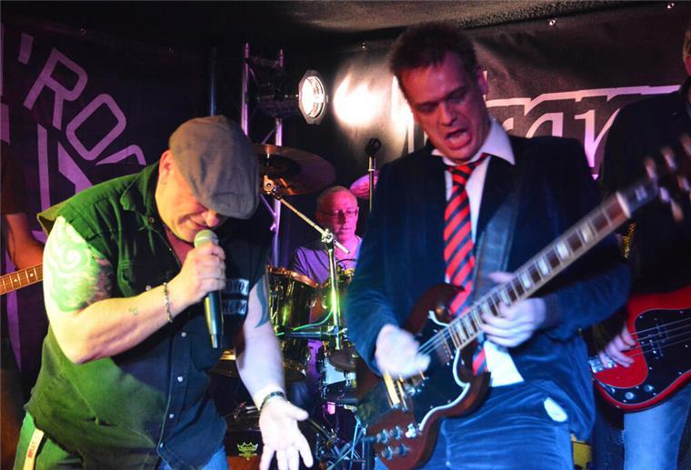 Rockige Klänge beim Musiksommer: Hells Balls spielen AC/DC-Hits AC/DC-Coverband Hells Balls